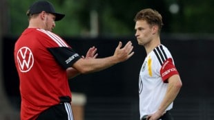 Bundestrainer Julian Nagelsmann (li.) gibt Joshua Kimmich Anweisungen.