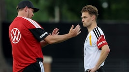 Bundestrainer Julian Nagelsmann (li.) gibt Joshua Kimmich Anweisungen.