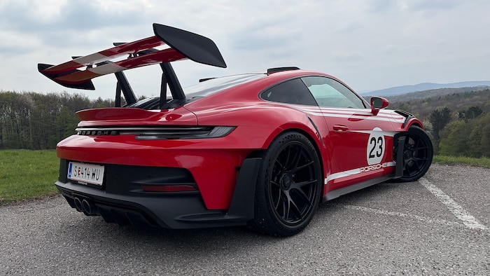 Die Spur ist noch breiter als im GT3, der Flügel überragt alles bisher Dagewesene.