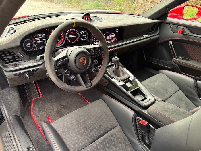 Klassisches Porsche Cockpit, die vier Regler am Lenkrad verwandeln das Auto in eine ...