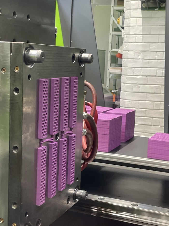 Die Produktion findet bei der TRÖSTL GmbH im niederösterreichischen Berndorf statt.