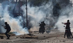Kenianische Polizisten geben auf Motorrädern Schüsse ab, um Demonstranten während eines Protests ...