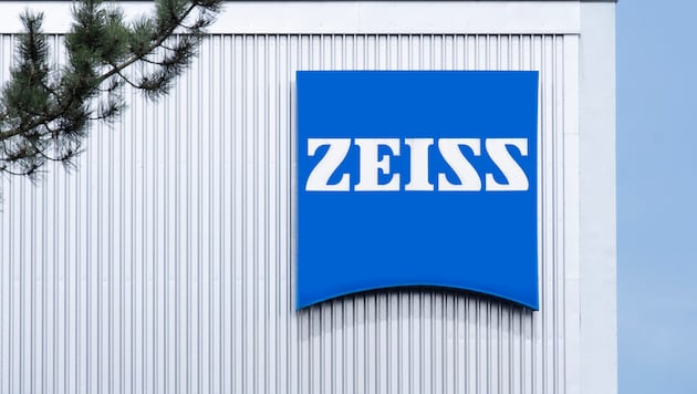 Der Traditionskonzern Zeiss schließt einen Stellenabbau nicht aus.