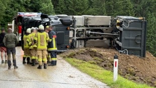 Die Bergungsarbeiten des Lkw wurden noch am Abend erfolgreich durchgeführt.