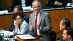 Finanzminister Markus Marterbauer stellte sein Doppelbudget in „ernsten Zeiten“ vor.