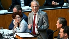 Finanzminister Markus Marterbauer stellte sein Doppelbudget in „ernsten Zeiten“ vor.