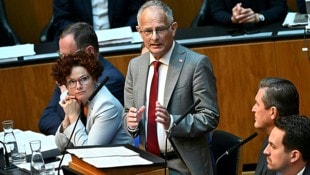 Finanzminister Markus Marterbauer stellte sein Doppelbudget in „ernsten Zeiten“ vor.