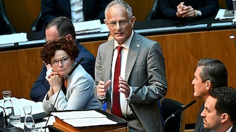 Finanzminister Markus Marterbauer stellte sein Doppelbudget in „ernsten Zeiten“ vor.