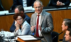 Finanzminister Markus Marterbauer stellte sein Doppelbudget in „ernsten Zeiten“ vor.