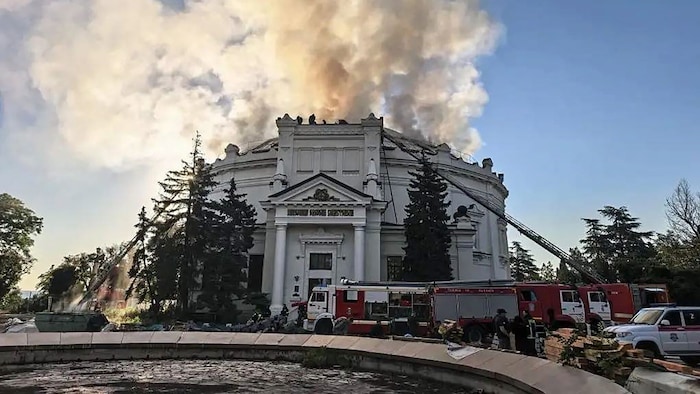 Das Dach des historischen Panorama-Museums in Sewastopol geriet in Brand.