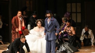 Glitzer, Glamour, Fledermaus! Mit Tom Neuwirth als Frosch und Dragqueen Ryta Tale (im Bild ...