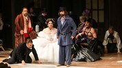 Glitzer, Glamour, Fledermaus! Mit Tom Neuwirth als Frosch und Dragqueen Ryta Tale (im Bild ...