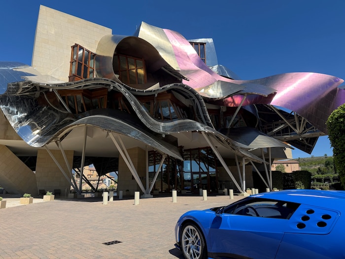 Das Gehry-Hotel in Elciego ist ein beliebtes Ziel für Sportwagenfahrer- vielleicht auch deshalb, ...