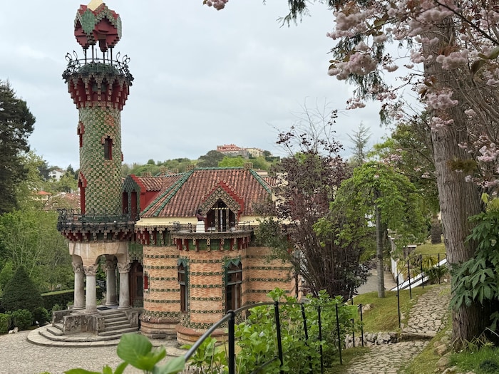 El Capricho ist ein Jugendwerk von Antoni Gaudí. Das Landhaus in Comillas ist ein ...