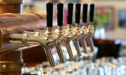 Für ein frisch gezapftes kleines Bier müssen Gäste in Tirol bis zu 5,20 Euro hinblättern.