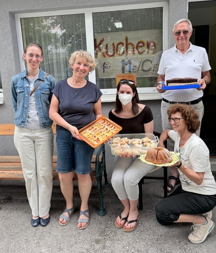 Kuchenverkauf, um Erkrankten zu helfen. Für die Aktion sammelte Julia (sitzend) all ihre Kräfte.