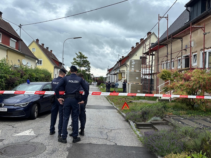Das Wohnhaus wurde von der Polizei abgeriegelt..