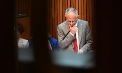 Finanzminister Markus Marterbauer (SPÖ) kassiert für sein am Mittwoch präsentiertes Sparbudget ...