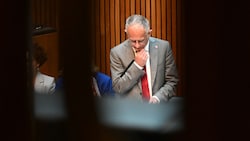 Finanzminister Markus Marterbauer (SPÖ) kassiert für sein am Mittwoch präsentiertes Sparbudget ...
