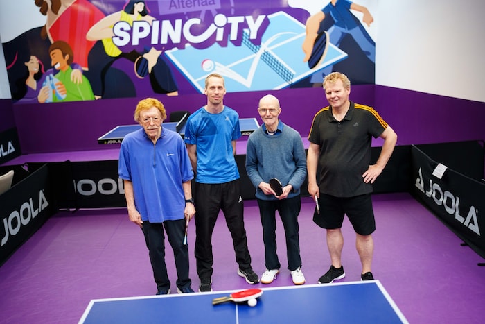 Tischtennis Profi Dominik Habesohn (2.v. li) bietet ein spezielles Training für Menschen mit ...