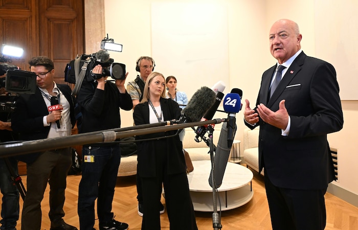 Chancellor Stocker (ÖVP) defends the double budget.