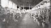In den Textilfabriken waren Kinder, Jugendliche und Frauen ganz besonders gefragt. Sie galten ...