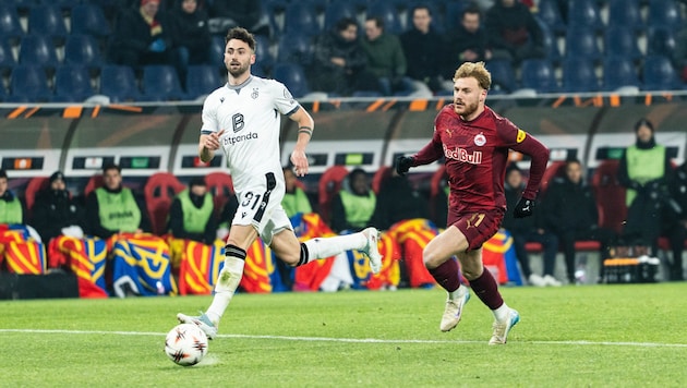 Schmid (li.) im Duell mit Vertessen.