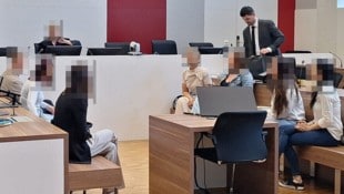 Rechtsanwalt Stefan Wappel (re.) bei der erfolgreichen Arbeit. 