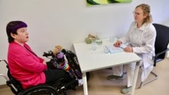 Patientin Nina T. (li.) schätzt die Gespräche mit der klinischen Psychologin Anna Bruckner in ...
