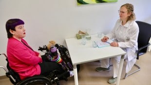 Patientin Nina T. (li.) schätzt die Gespräche mit der klinischen Psychologin Anna Bruckner in ...