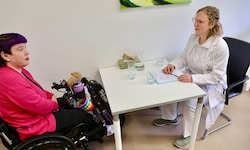 Patientin Nina T. (li.) schätzt die Gespräche mit der klinischen Psychologin Anna Bruckner in ...