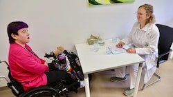 Patientin Nina T. (li.) schätzt die Gespräche mit der klinischen Psychologin Anna Bruckner in ...