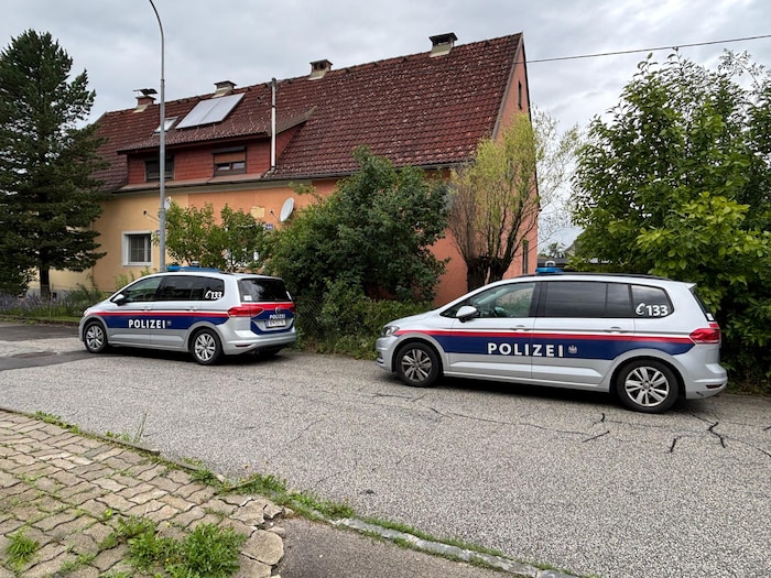 Mehrere Polizeiautos standen am Mittwoch in dem Klagenfurter Siedlungsgebiet.