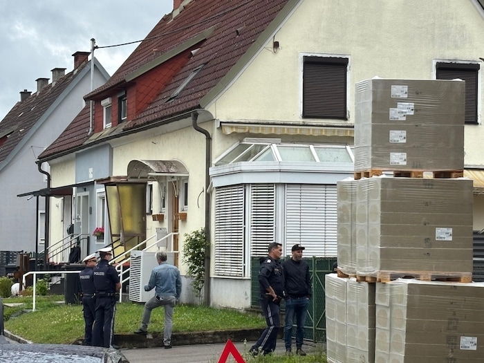 Die Beamten vor dem Haus des Verstorbenen Mannes.