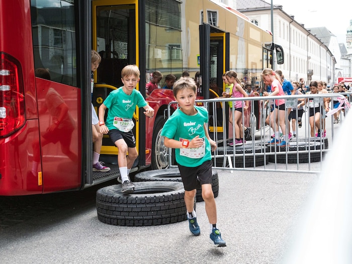 Schon Vierjährige können die Hindernisse bezwingen – etwa den IVB-Bus.