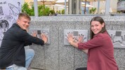 Mit Handabdrücken am Rathausplatz in St. Pölten verewigt: Europameister Betonbau, Lukas Miedler ...