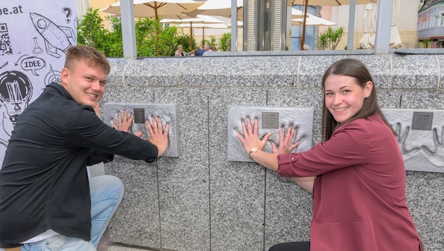 Mit Handabdrücken am Rathausplatz in St. Pölten verewigt: Europameister Betonbau, Lukas Miedler ...