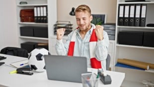Ohne Zustimmung des Chefs wird das Mitfiebern im Dienst zur Pflichtverletzung.