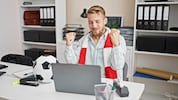 Ohne Zustimmung des Chefs wird das Mitfiebern im Dienst zur Pflichtverletzung.