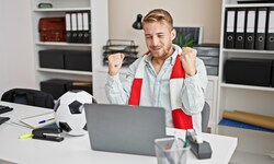 Ohne Zustimmung des Chefs wird das Mitfiebern im Dienst zur Pflichtverletzung.