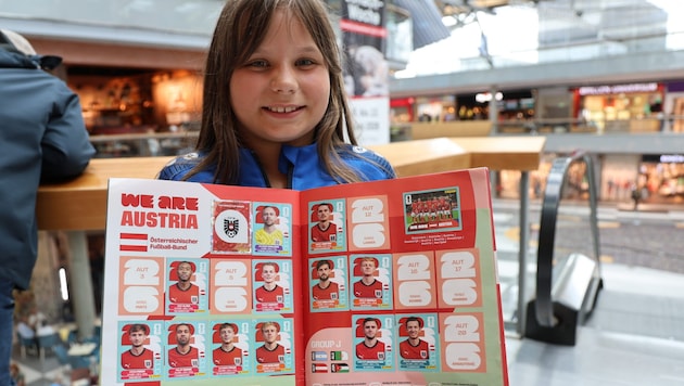 Ava ist begeisterte Nachwuchsfußballerin und konnte bei der Tauschbörse einige Pickerl ...