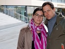 Karin und Hansjörg Schandlbauer kurz vor Prozessbeginn beim Justizgebäude in der Stadt Salzburg