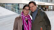 Karin und Hansjörg Schandlbauer kurz vor Prozessbeginn beim Justizgebäude in der Stadt Salzburg
