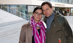 Karin und Hansjörg Schandlbauer kurz vor Prozessbeginn beim Justizgebäude in der Stadt Salzburg