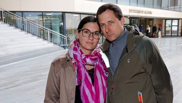 Karin und Hansjörg Schandlbauer kurz vor Prozessbeginn beim Justizgebäude in der Stadt Salzburg