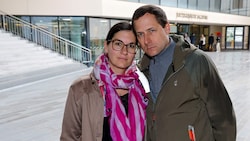 Karin und Hansjörg Schandlbauer kurz vor Prozessbeginn beim Justizgebäude in der Stadt Salzburg