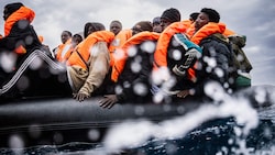 Um europäischen Boden zu erreichen, begeben sich Migranten häufig in Lebensgefahr.