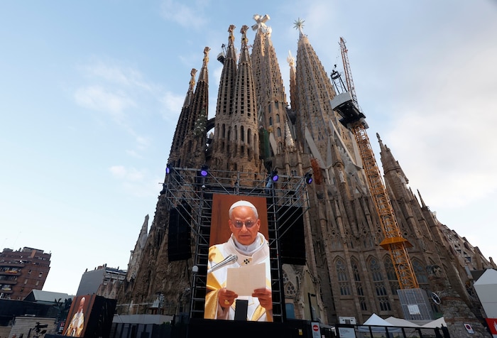 Im Außenbereich wurde der Gottesdienst auf Leinwänden übertragen.