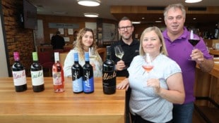 V.li.nach re.: Marketing Managerin Bianca Gangl, Exportleiter Thomas Gangl und Janine und ...