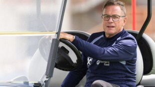 Ralf Rangnick bleibt weiter am Steuer des rot-weiß-roten Fußballgeschehens.